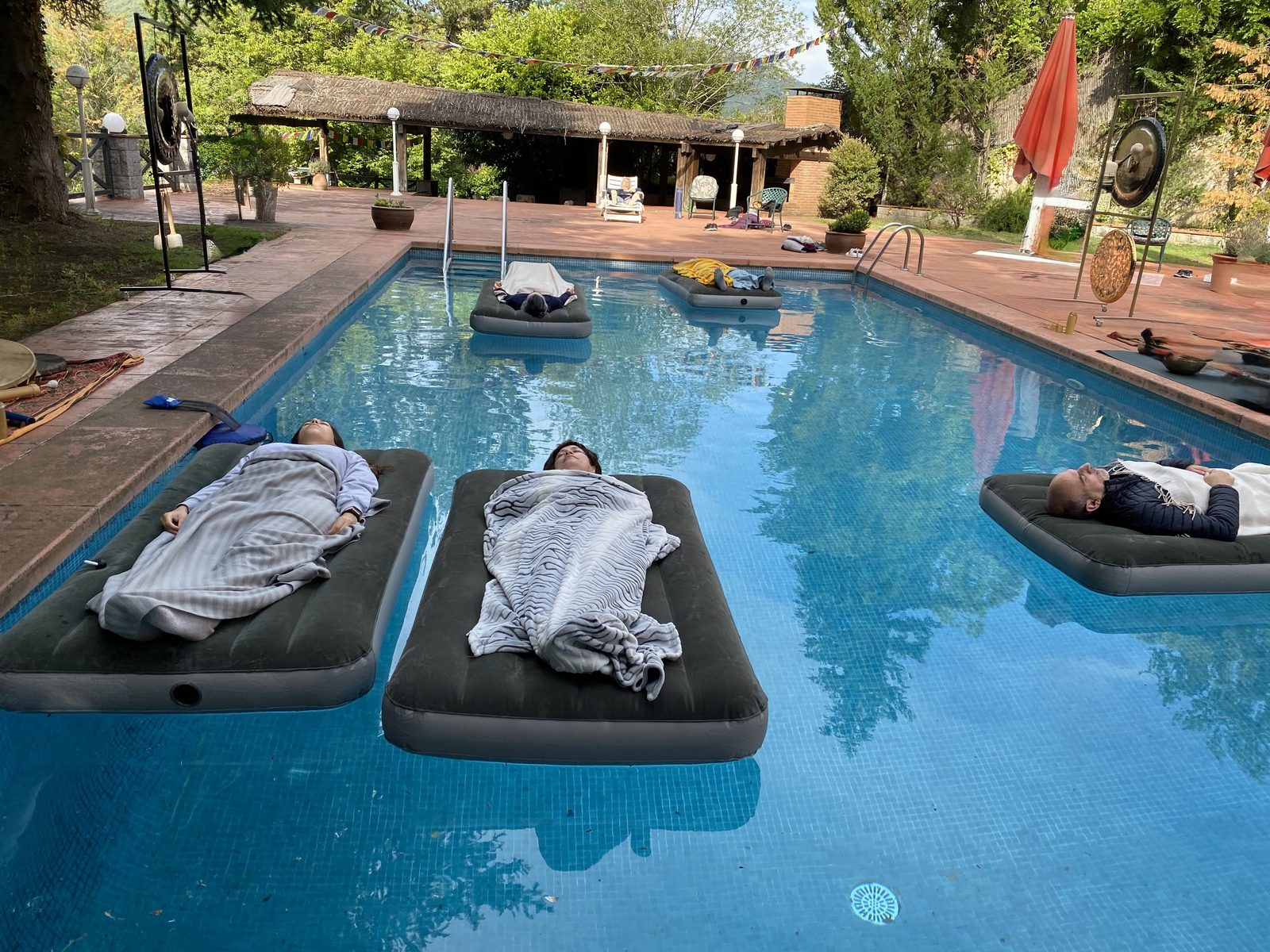 Sesión de baño de sonido en piscina al aire libre con gongs
