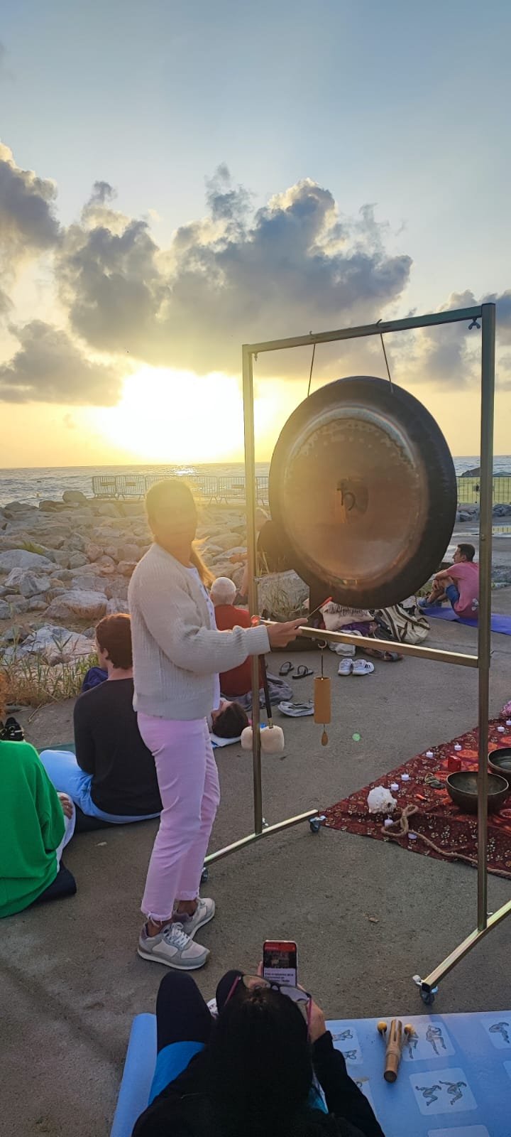 Montse tocando gong al atardecer
