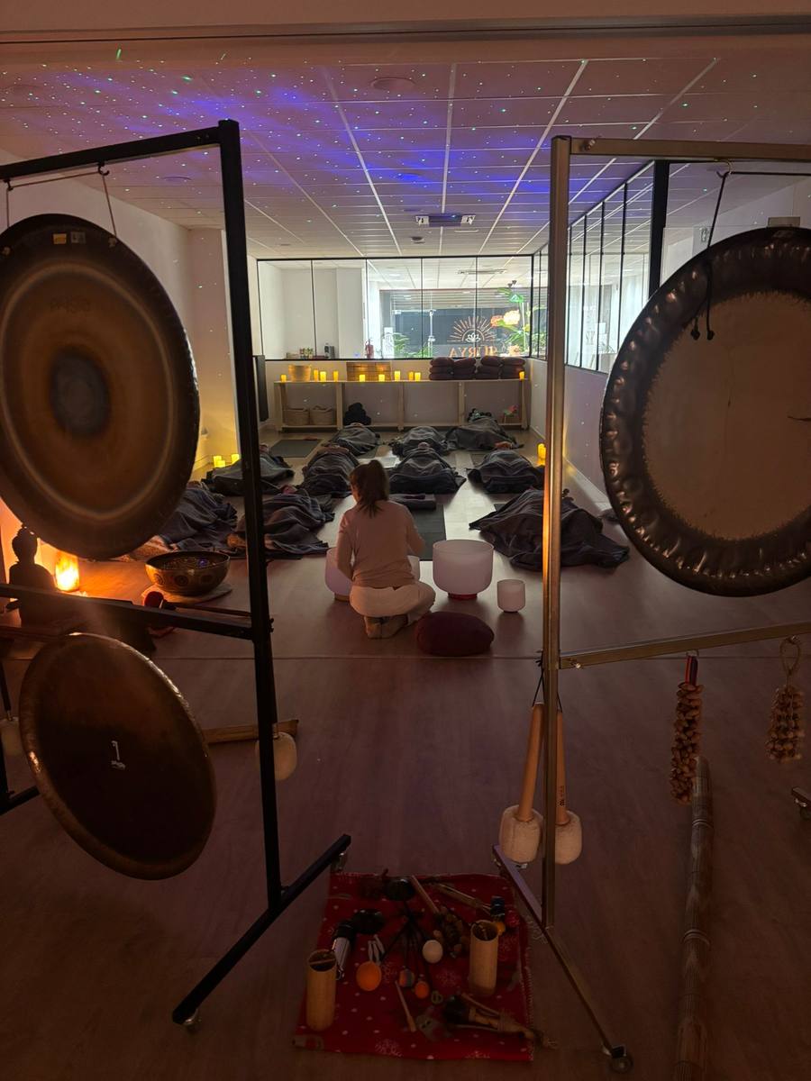 Sesión grupal entre gongs con iluminación tenue