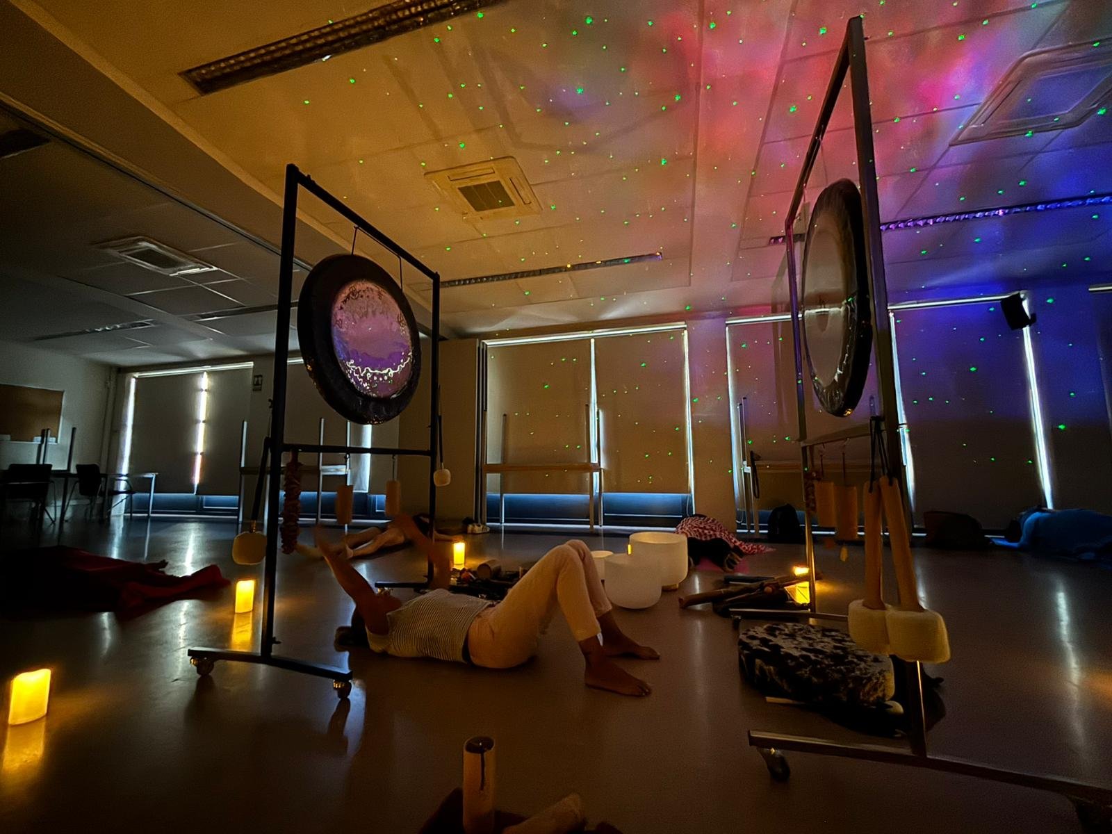 Sesión nocturna con gongs e iluminación