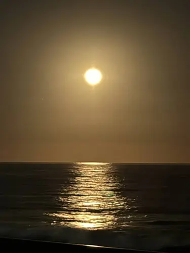 Atardecer dorado sobre el mar