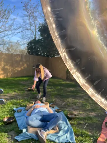 Baño de sonido al aire libre con gong en primer plano