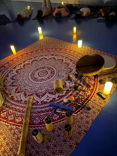 Sala de baño de sonido con velas y mandala en Barcelona