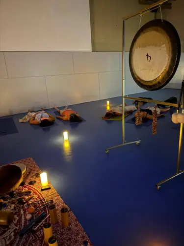 Sesión de gong y cuencos tibetanos con velas