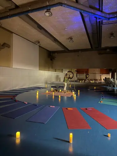 Sesión de baño de sonido con gong y velas — Práctica Vibracional
