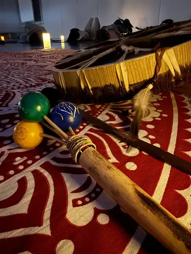 Sala de baño de sonido con velas y mandala en Barcelona