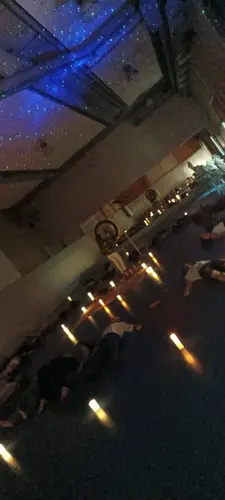 Sala de baño de sonido con velas y mandala en Barcelona