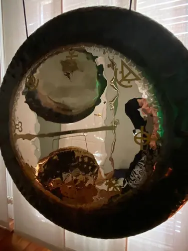Gong planetario de Saturno a contraluz