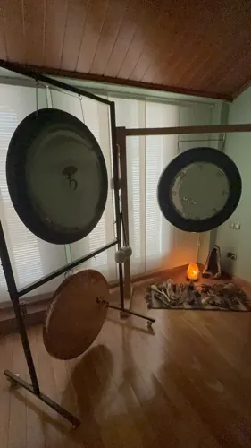 Dos gongs planetarios con el gong de Saturno y tambor chamánico en la sala