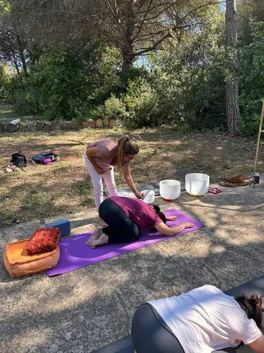 Montse acompañando individualmente a participante en sesión exterior