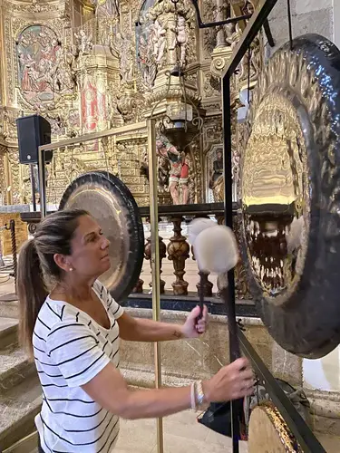 Montse tocando gongs en iglesia histórica