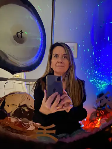 Montse en la sala de gong con luz violeta