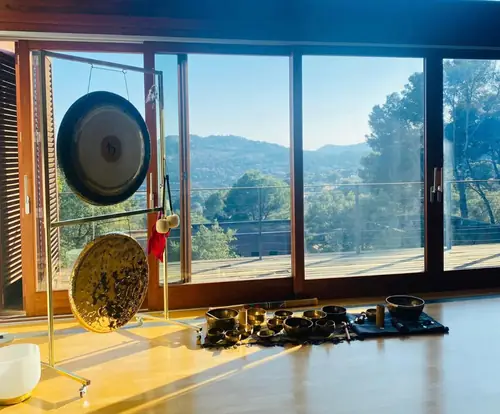 Sala con gongs y vistas a la montaña por la ventana