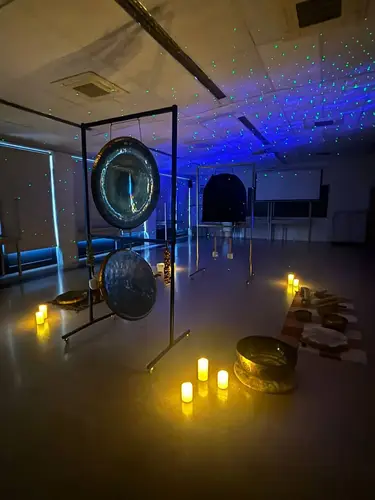 Espacio de baño de sonido preparado con gongs y velas