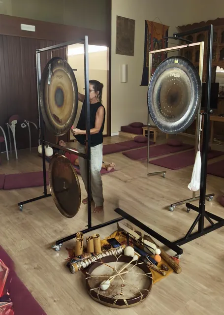 Sesión de baño de sonido con dos gongs planetarios, tambor chamánico e instrumentos