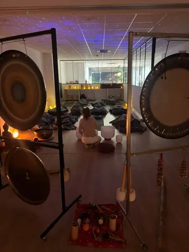 Sesión grupal entre gongs con iluminación tenue
