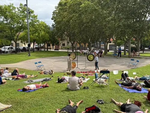 Sesión grupal en espacio cubierto